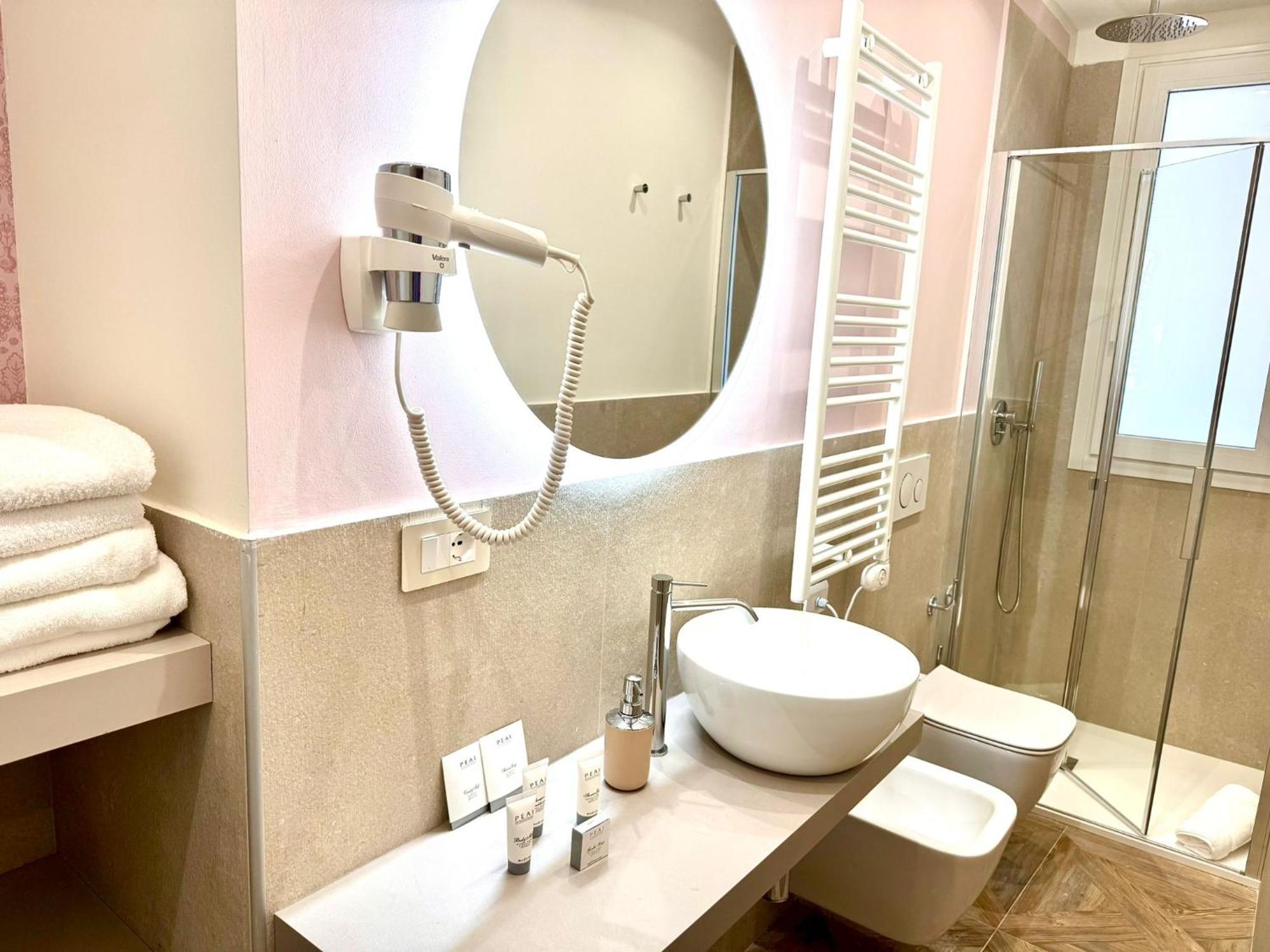 Hotel Astigiana & Appartamenti 瓦拉泽 外观 照片